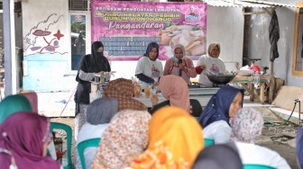 Istri Para Nelayan Gelar Pelatihan Produksi Keripik Ikan di Pangandaran