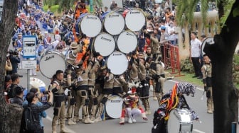 Kirab Bendera Partai Politik Peserta Pemilu saat Deklarasi Kampanye Pemilu Damai 2024 di Gedung KPU, Jakarta, Senin (27/11/2023). [Suara.com/Alfian Winanto]