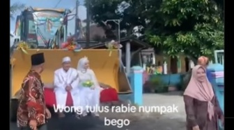 Viral Pengantin Diarak Naik Bego, Warganet: Bos Alat Berat