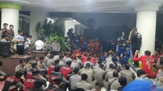 Ratusan Buruh Kepung Kantor Bupati Tangerang Hingga Malam, Tuntut Kenaikan UMK dan UMP