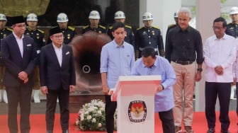 Pasangan Capres dan Cawapres Nomor Urut 2 Prabowo Subianto (kanan) dan Gibran Rakabuming Raka (kiri) saat menandatangani Deklarasi Kampanye Pemilu Damai 2024 di KPU, Jakarta, Senin (27/11/2024). [Suara.com/Alfian Winanto]