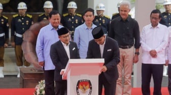 Pasangan Capres dan Cawapres Nomor Urut 1 Anies Baswedan (kanan) dan Muhaimin Iskandar (kiri) saat menandatangani Deklarasi Kampanye Pemilu Damai 2024 di KPU, Jakarta, Senin (27/11/2024). [Suara.com/Alfian Winanto]