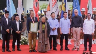 Ketua Komisi Pemilihan Umum (KPU) Hasyim Asy’ari berfoto bersama dengan para pasangan Capres-Cawapres dan Pendiri MURI Jaya Suprana usai menerima piagam penghargaan rekor MURI di Gedung KPU, Jakarta, Senin (27/11/2023). [Suara.com/Alfian Winanto]