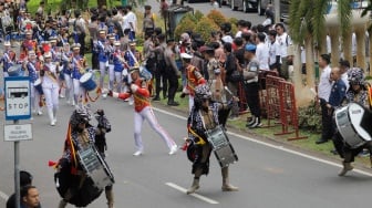 Kirab Bendera Partai Politik Peserta Pemilu saat Deklarasi Kampanye Pemilu Damai 2024 di Gedung KPU, Jakarta, Senin (27/11/2023). [Suara.com/Alfian Winanto]