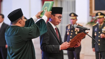 Pimpinan KPK Nawawi Pomolango mengucap sumpah jabatan Ketua KPK di Istana Negara, Jakarta, Senin (27/11/2023). [ANTARA FOTO/Hafidz Mubarak A]