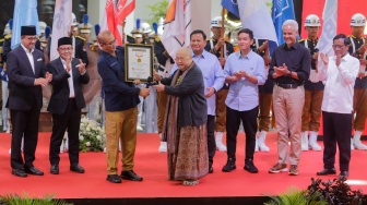 KPU Terima Penghargaan MURI Kirab Bendera Peserta Pemilu Terbanyak di Dunia