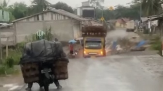 Viral Jalan Desa Pekan Tua Indragiri Hilir Rusak Lagi, Warganet: Gak Aneh