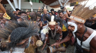 Calon presiden RI nomor urut 3, Ganjar Pranowo, disambut pendukungnya saat hendak kampanye hari pertama di salah satu desa di Merauke, Papua, Selasa (28/11/2023). [Foto: Tim Media Ganjar-Mahfud]