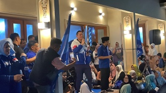 Usai Dijamu Makan Pecak Lanjut Karaoke, AHY "Never Stop" Nyanyi Bareng Emak-emak di Jakarta Timur