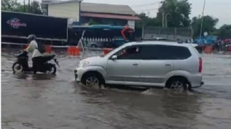 Jalan Kaligawe Semarang Kembali Digenangi Banjir, Netizen Sentil Capres Ganjar: Banjir Abadi, Belum se-Indonesia loh