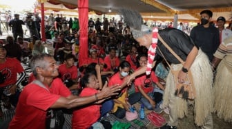 Calon presiden RI nomor urut 3, Ganjar Pranowo, kampanye hari pertama di salah satu desa di Merauke, Papua, Selasa (28/11/2023). [Foto: Tim Media Ganjar-Mahfud]