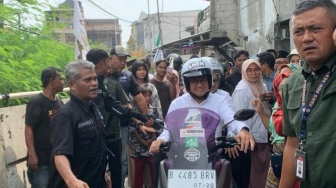 Tiba di Tanah Merah, Anies Bonceng Istri Naik Motor Disambut Spanduk AMIN Hanya Punya Doa Tak Punya Paman di MK