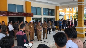 Ratusan Masyarakat Adat dari Kecamatan Kinali Demo Kantor Bupati Pasaman Barat, Ini Tuntutannya