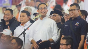 Calon Presiden (Capres) Nomor Urut 1 Anies Baswedan (tengah) menyampaikan orasi politiknya saat menggelar kampanye perdana di GOR Ciracas, Jakarta, Selasa (28/11/2023). [Suara.com/Alfian Winanto]