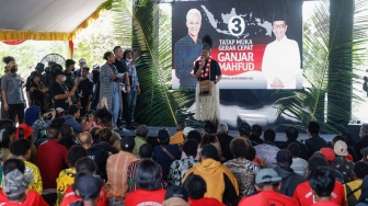 Calon presiden RI nomor urut 3, Ganjar Pranowo, kampanye hari pertama di salah satu desa di Merauke, Papua, Selasa (28/11/2023). [Foto: Tim Media Ganjar-Mahfud]