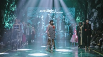 Kritik Praktik Fast Fashion, Spotlight Indonesia Angkat Kolaborasi Wastra Berkonsep Sustainable Fashion