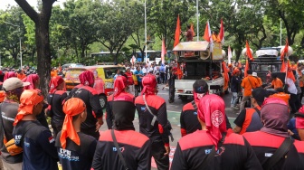 Massa dari Partai Buruh dan sejumlah aliansi buruh melakukan unjuk rasa di depan Kantor Balai Kota DKI Jakarta, Selasa (28/11/2023). [Suara.com/Alfian Winanto]