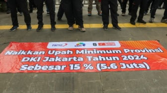 Massa dari Partai Buruh dan sejumlah aliansi buruh melakukan unjuk rasa di depan Kantor Balai Kota DKI Jakarta, Selasa (28/11/2023). [Suara.com/Alfian Winanto]