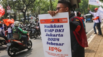 Massa dari Partai Buruh dan sejumlah aliansi buruh melakukan unjuk rasa di depan Kantor Balai Kota DKI Jakarta, Selasa (28/11/2023). [Suara.com/Alfian Winanto]