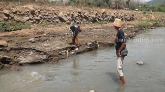 Alamak! Sungai di Ponorogo Berubah Warna Menjadi Hijau dan Berbuih