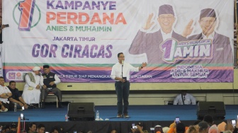 Calon Presiden (Capres) Nomor Urut 1 Anies Baswedan (tengah) menyampaikan orasi politiknya saat menggelar kampanye perdana di GOR Ciracas, Jakarta, Selasa (28/11/2023). [Suara.com/Alfian Winanto]