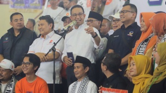 Calon Presiden (Capres) Nomor Urut 1 Anies Baswedan (tengah) menyampaikan orasi politiknya saat menggelar kampanye perdana di GOR Ciracas, Jakarta, Selasa (28/11/2023). [Suara.com/Alfian Winanto]