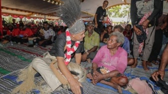 Calon presiden RI nomor urut 3, Ganjar Pranowo, berbincang dengan warga saat kampanye hari pertama di salah satu desa di Merauke, Papua, Selasa (28/11/2023). [Foto: Tim Media Ganjar-Mahfud]