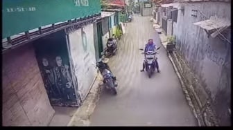 Terekam CCTV Maling di Siang Bolong, Emak-emak di Petukangan Ternyata Nyolong Telur Sekilo!