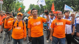 Massa dari Partai Buruh dan sejumlah aliansi buruh melakukan unjuk rasa di depan Kantor Balai Kota DKI Jakarta, Selasa (28/11/2023). [Suara.com/Alfian Winanto]