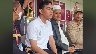 Viral Momen Gibran dan Gus Ali Nonton Semifinal Piala Dunia U-17 2023 di Solo, Warganet Sebut Tanda Alam