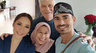 BCL Dipeluk Hangat Ibu Ashraf Sinclair saat Tiba di Malaysia, Definisi Tak Ada Bekas Mertua