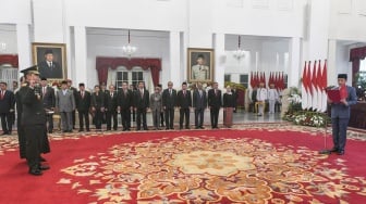 Presiden Joko Widodo atau Jokowi (kanan) melantik Letjen TNI Maruli Simanjuntak menjadi Kepala Staf TNI Angkatan Darat (KSAD) di Istana Negara, Jakarta, Rabu (29/11/2023). [ANTARA FOTO/Hafidz Mubarak A].