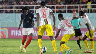 Bek Timnas Prancis U-17, Bastien Meupiyou berusaha melewati pemain Mali dalam semifinal Piala Dunia U-17 2023 di Stadion Manahan, Solo, Selasa (28/11/2023) malam. [Suara.com/Ronald Seger Prabowo]