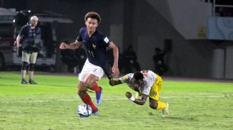 Striker Timnas Prancis U-17, Tidiam Gomis melewati adangan bek Mali, Moussa Traore dalam semifinal Piala Dunia U-17 2023 di Stadion Manahan, Solo, Selasa (28/11/2023) malam. [Suara.com/Ronald Seger Prabowo]