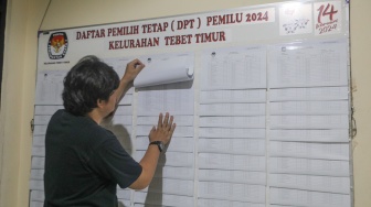 Warga melihat Daftar Pemilih Tetap (DPT) di Kantor Kelurahan Tebet Timur, Jakarta, Rabu (29/11/2023). [Suara.com/Alfian Winanto]