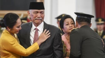 Menko Marves Luhut Binsar Pandjaitan (kedua kiri) memeluk istri Kepala Staf TNI Angkatan Darat (KSAD) Jenderal TNI Maruli Simanjuntak, Paulina Pandjaitan (kiri) usai pelantikan di Istana Negara, Jakarta, Rabu (29/11/2023). [ANTARA FOTO/Hafidz Mubarak A].