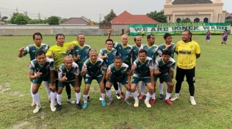 Kenakan Nomor Punggung 22, Cak Imin Cetak Gol Lawan Legenda Persebaya