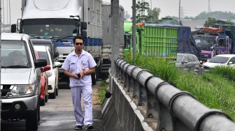 Seorang pekerja berjalan kaki untuk menuju kawasan MM 2100 saat aksi buruh di Kabupaten Bekasi, Jawa Barat, Kamis (30/11/2023). [ANTARA FOTO/ Fakhri Hermansyah/rwa]