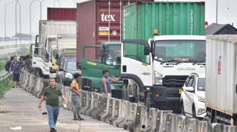 Sejumlah pengemudi truk terjebak kemacetan saat aksi buruh di kawasan MM 2100, Kabupaten Bekasi, Jawa Barat, Kamis (30/11/2023). [ANTARA FOTO/ Fakhri Hermansyah/rwa]