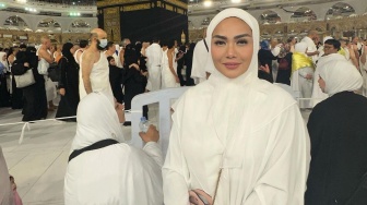 Kris Dayanti Kena Cibir Gara-Gara Gelar Karpet dan Bawa Makanan saat Umrah: Mau Piknik?