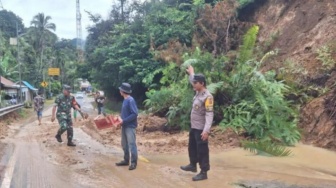 Sempat Tertimbun Longsor, Jalan Lintas Sumbar-Sumut Kembali Lancar