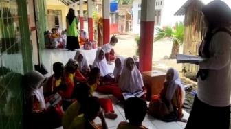 Ruang Kelas SDN 1 Cimanggu Rusak, Siswa Belajar di Teras