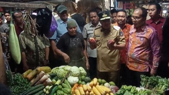 Jelang Nataru, Pj Gubernur Sulsel dan Wali Kota Makassar Sidak Harga Pangan di Pasar