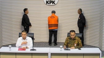 Tersangka kasus dugaan gratifikasi dan tindak pidana pencucian uang (TPPU) Gazalba Saleh (tengah) dihadirkan saat konferensi pers di Gedung Merah Putih, KPK, Jakarta, Kamis (30/11/2023). [Suara.com/Alfian Winanto]