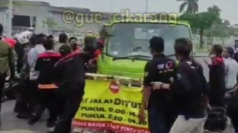 Insiden Demo Buruh di Kawasan Ejip Cikarang, Sopir dan Kernet Truk Jadi Bulan-bulanan Massa