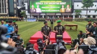 Panglima TNI Jenderal TNI Agus Subiyanto (kiri) bersama Kepala Staf TNI Angkatan Darat (KSAD) Jenderal TNI Maruli Simanjuntak (kanan) memberikan keterangan kepada media usai upacara serah terima jabatan KSAD di Markas Besar TNI AD (Mabesad), Jakarta, Jumat (1/12/2023). [ANTARA FOTO/Muhammad Adimaja/foc]