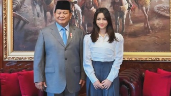 Fuji Gak Malu Pakai Baju Endorse saat Makan Siang Bareng Prabowo, Harganya Bikin Kaget