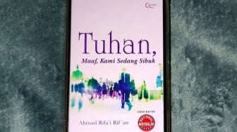 Merenungi Kehidupan Bersama Buku 'Tuhan, Maaf, Kami Sedang Sibuk'