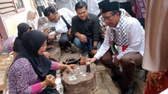 Pakai Syal Palestina, Mahfud MD Borong Emping di Menes Pandeglang