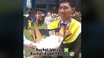 Nyeleneh, Wisudawan Polinema Ini Dapat Hadiah Buket Ayam Hidup Beserta Bumbunya